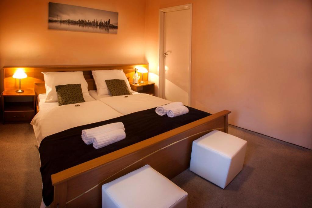 Hotel Wyzsza Brama Centrum Cieszyn  Szoba fotó