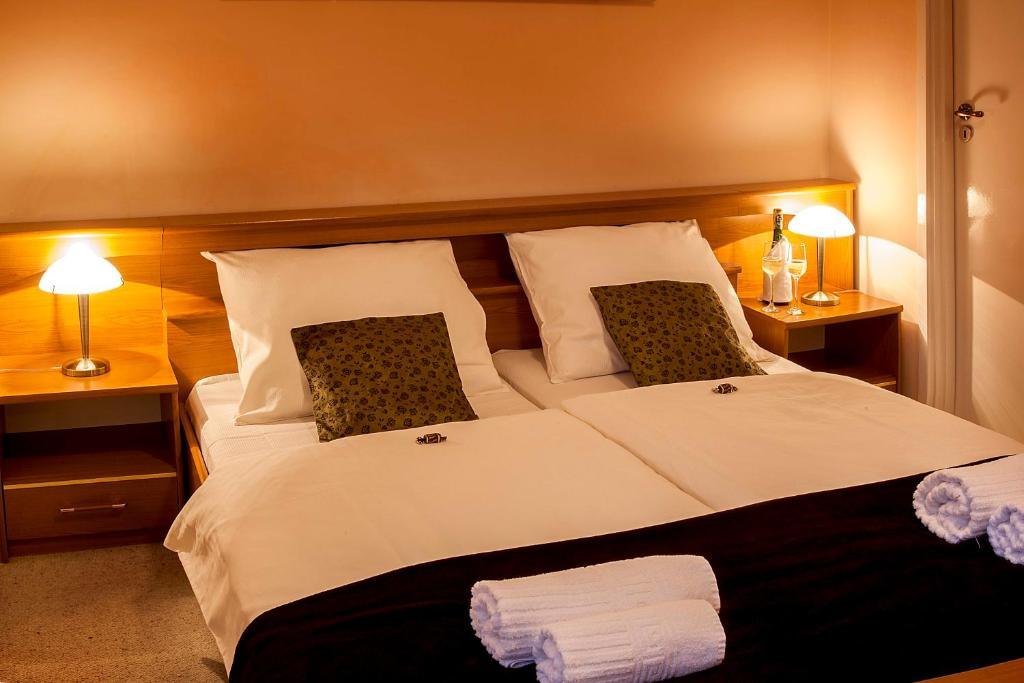 Hotel Wyzsza Brama Centrum Cieszyn  Szoba fotó